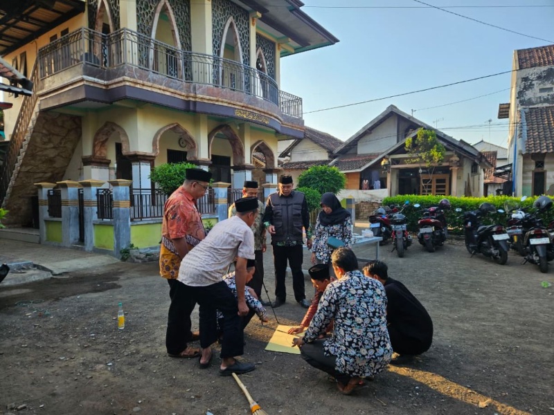 KUA Kraksaan Laksanakan Verifikasi Arah Kiblat di Desa Asembagus