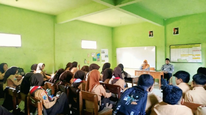 Bentuk Generasi Cerdas Berakhlak, KUA Lumbang Gelar Bimbingan di Madrasah
