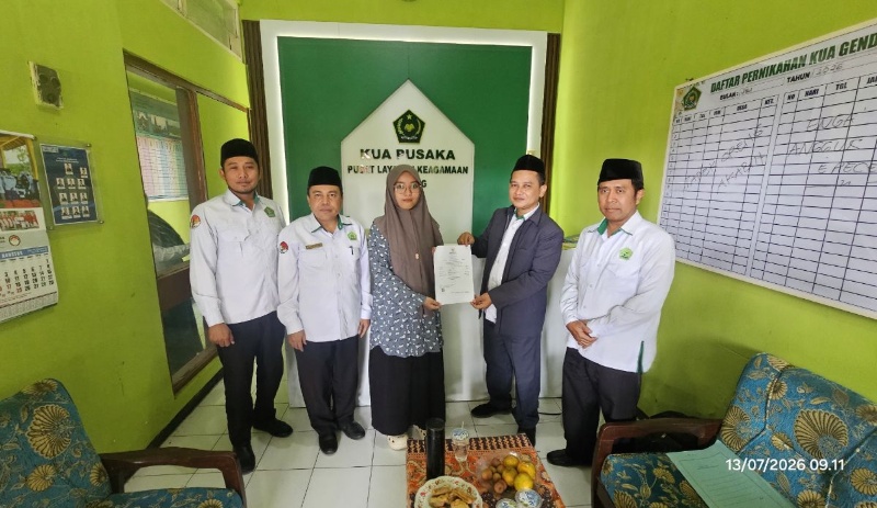 Monev Triwulan II Berlanjut, KUA Gending Hadirkan Kejutan dengan Penyerahan Sertifikat Halal