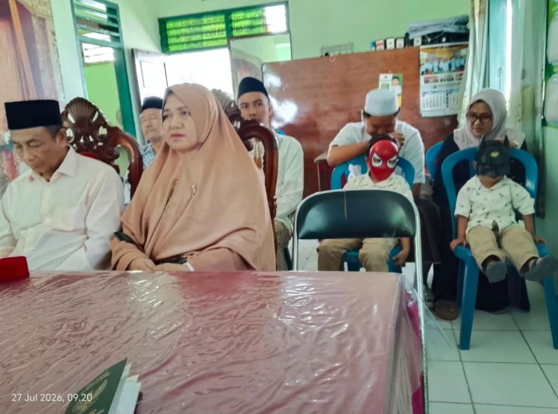 Ada yang Unik, “Batman” dan “Spiderman” Jadi Saksi di KUA