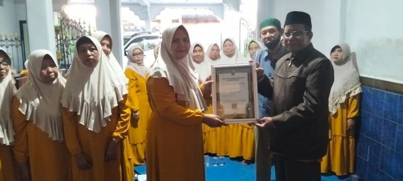 Terbitkan Legalitas Majelis Taklim, Kepala KUA Tegalsiwalan Serahkan 2 SKT
