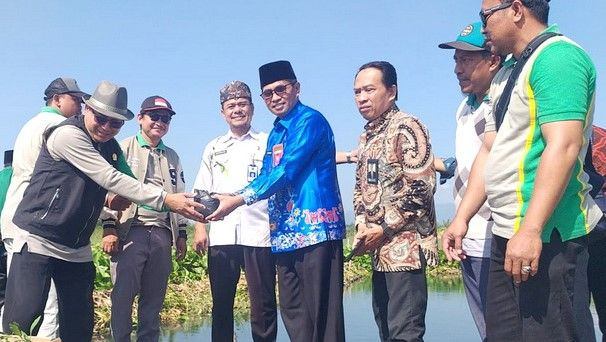 IPARI Probolinggo Tebar Ribuan Benih Ikan, Gaungkan Ekoteologi Merawat Indonesia di Momen Harlah IPARI ke-3