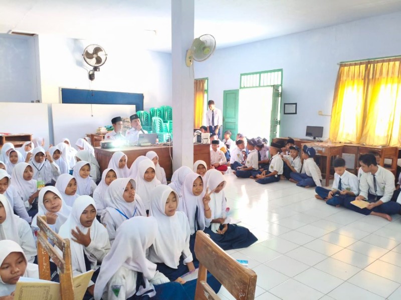 BRUS di MTs Darussalam Tongas, Bekali Siswa Baru dengan Edukasi Pencegahan Pernikahan Dini dan Bahaya Narkoba