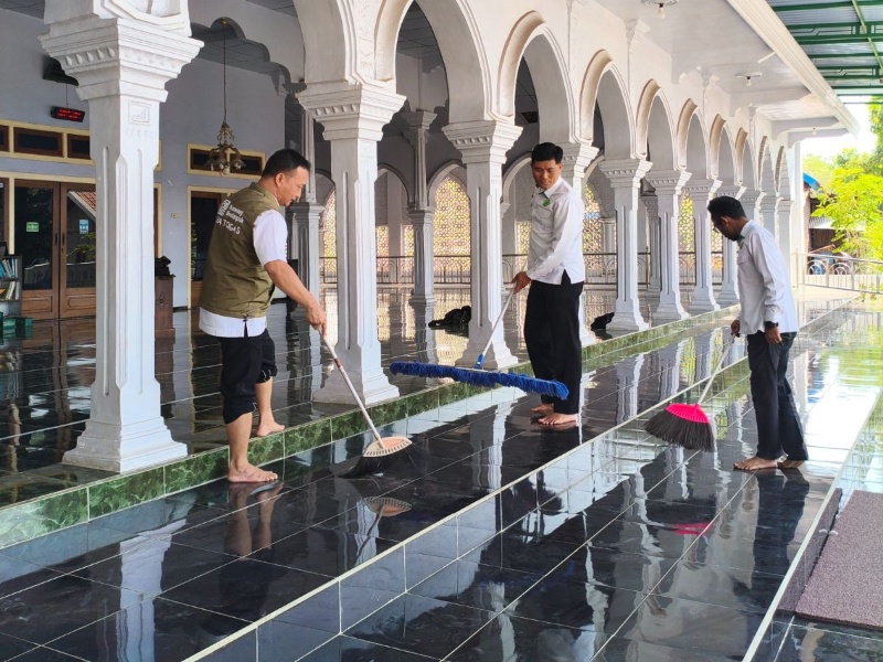 “GEBER MAS” KUA Tongas, Penyuluh Agama dan Takmir Masjid Bersama Wujudkan Masjid Bersih dan Nyaman