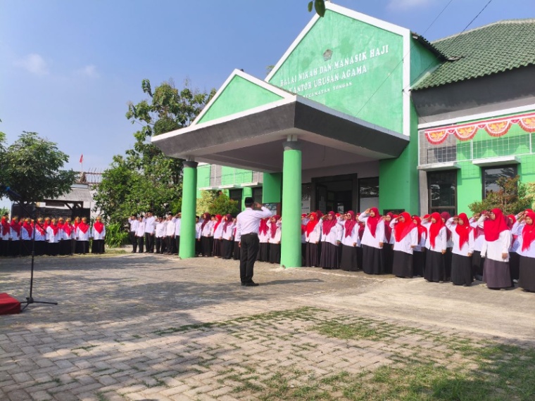Semarak HUT ke-81 Kemerdekaan RI, KUA Tongas Bersama Keluarga Besar Madrasah Gelar Upacara Bersama di Halaman KUA