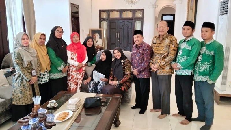 KUA Gending Bersinergi dengan Pemerintah Kecamatan Gending dan BPN dalam Penyerahan Akta Ikrar Wakaf
