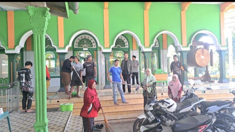 “GEBER MAS” KUA Lumbang, Bersihkan Masjid Bersihkan Hati
