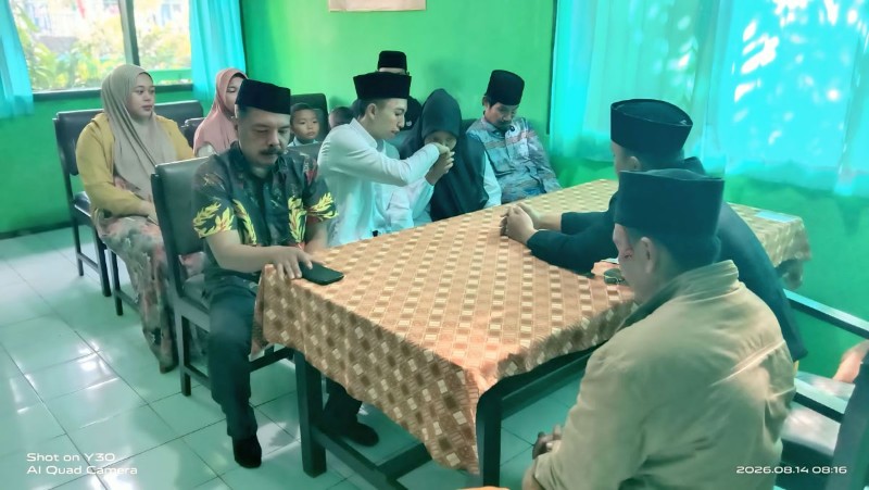 Jabatan Tangan Mempelai Simbol Ridha dan Kebersamaan