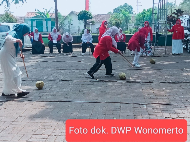Semarak HUT RI ke-81, DWP UP KUA Wonomerto Perkuat Kebersamaan Lewat Lomba Tradisional
