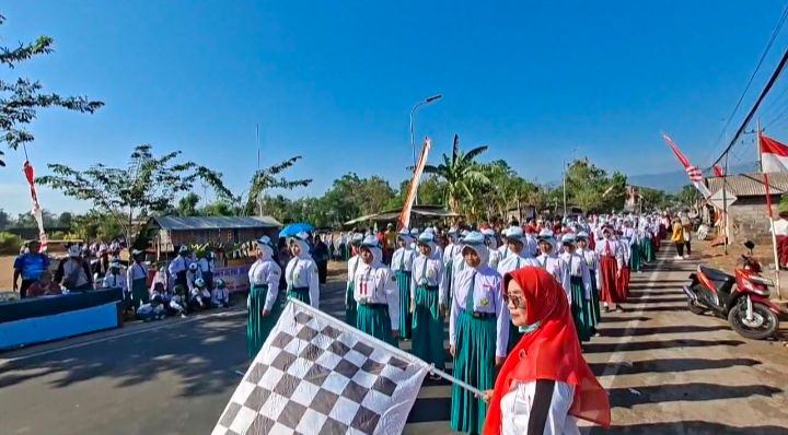 Semarak Gerak Jalan Kecamatan Wonomerto, Pelajar SD/MI dan MTs/SMP Tunjukkan Semangat Kemerdekaan