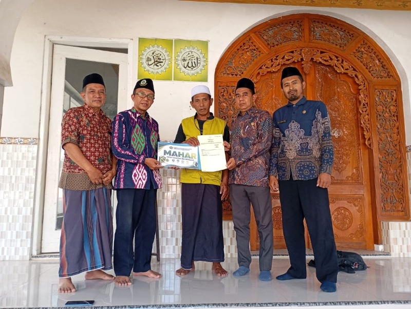 KUA Maron Serahkan Akta Ikrar Wakaf Masjid Al-Firdaus, Sekaligus Sosialisasikan Program MAHAR