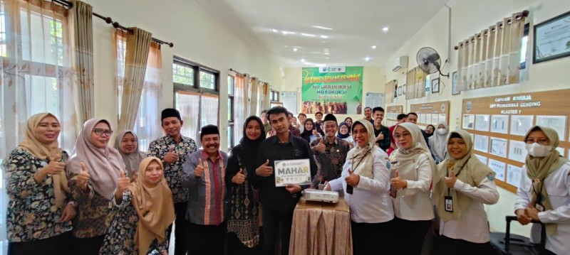 KUA Gending Gelar Bimwin Pranikah bagi 17 Pasang Calon Pengantin Di Puskesmas Gending