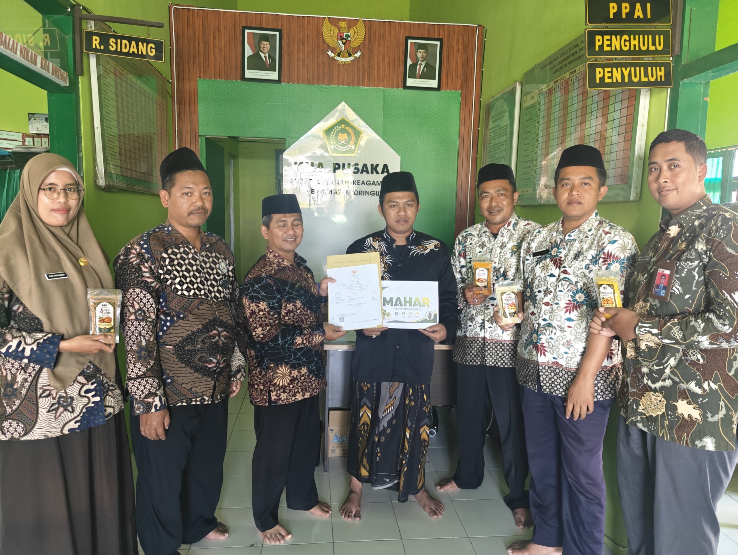 Perkuat Jaminan Produk Halal, KUA Dringu Serahkan Sertifikat Halal kepada UMKM NM Corp