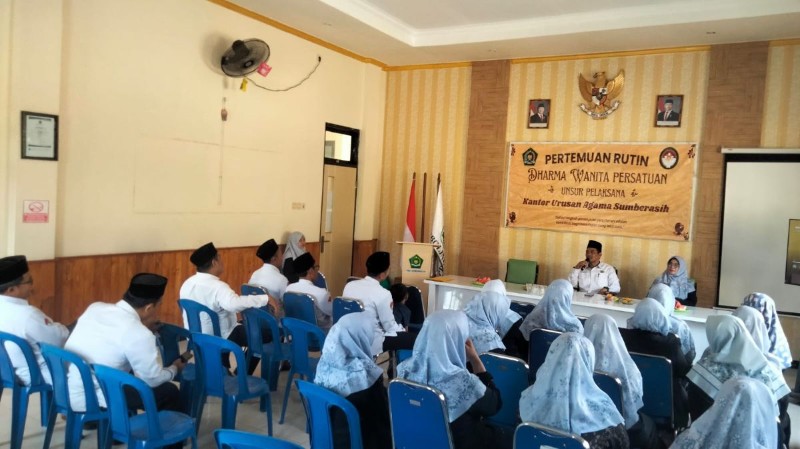 Kepala KUA Tekankan Pentingnya Kebersamaan dan Kekompakan Keluarga Besar KUA dan DWP Sumberasih