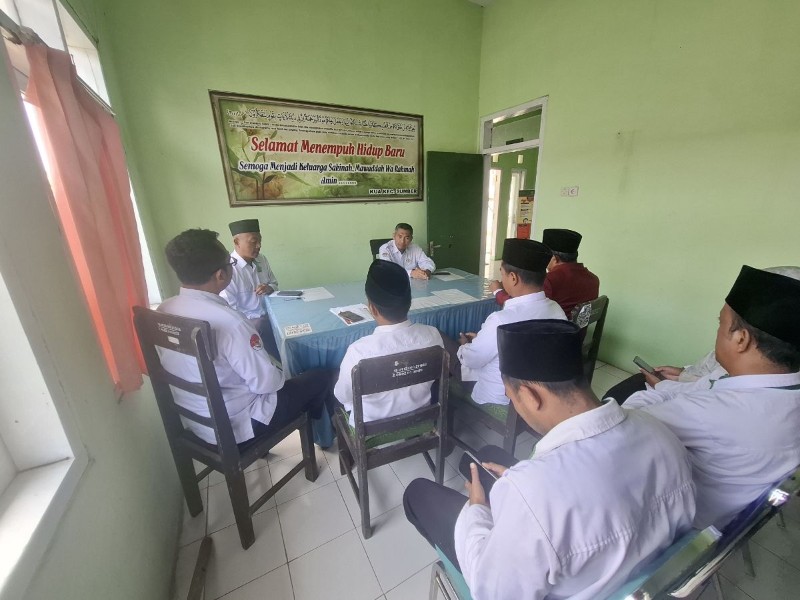 Hari Pertama Bertugas, Kepala KUA Sumber Gelar Rakor dan Ajak ASN Perkuat Pelayanan Masyarakat